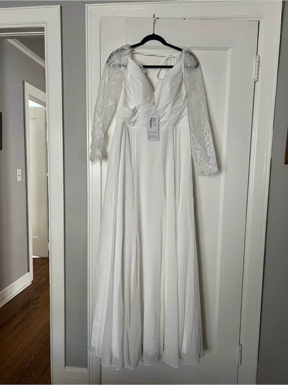 Elegant White Long-Sleeve Lace Wedding Dress